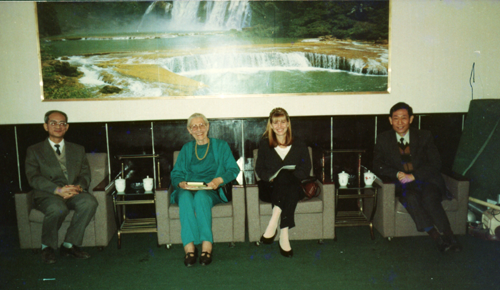 1994.10史迪威将军的女儿南西作为史迪威国际文理学院美籍顾问访问我院